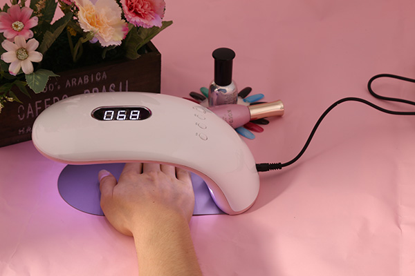 Por que acender unhas dói?